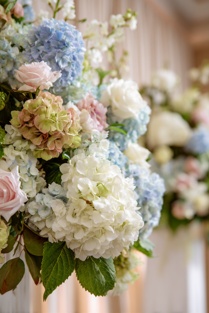 27 Luxury Wedding Arch Ideas for a Glamorous Ceremony