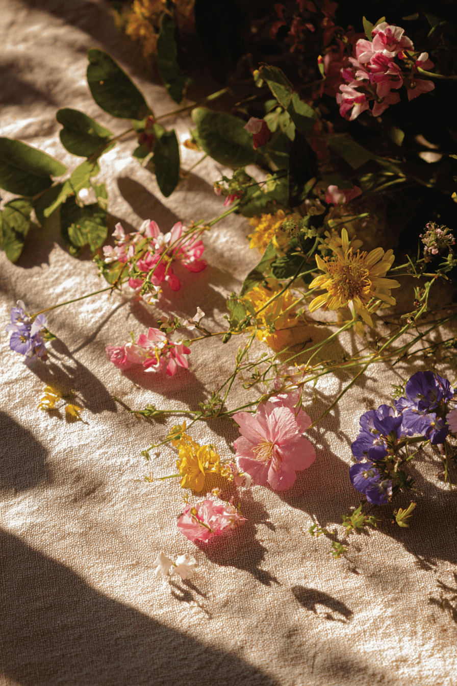 27 Stunning Wildflower Centerpieces to Brighten Any Table